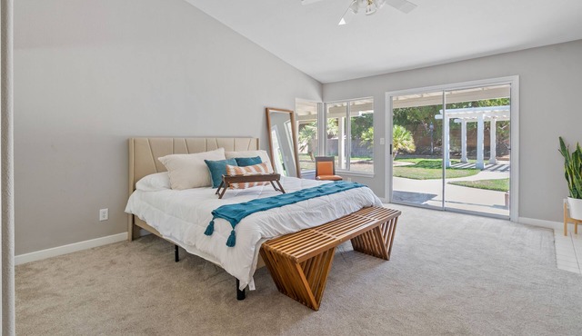 Stylish & Bright ~ Huge Backyard ~ King Beds ~ Pkg