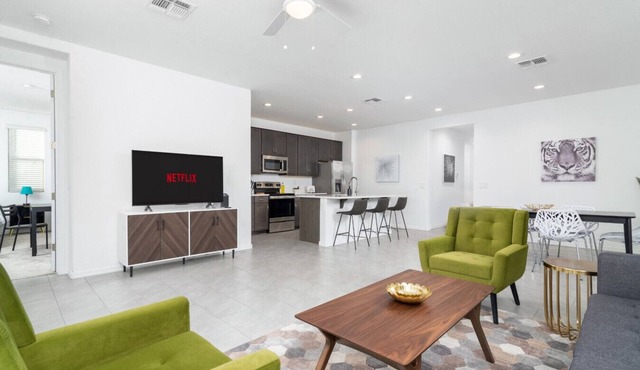 *Stylish & Bright* King Queen Beds*Backyard*Garage