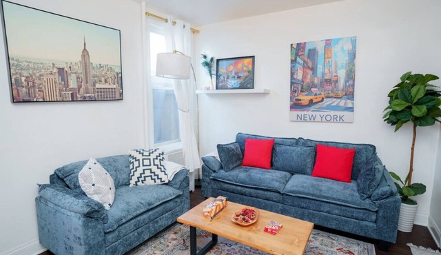 Stylish & Bright Stay with Free Parking – 15 Min to NYC