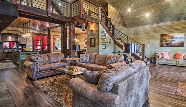 Stylish Broken Bow Cabin w/Hot Tub + Fire Pit!