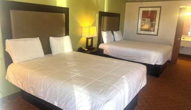 Stylish Budget-Friendly Room 2 Queen Beds Perfect for Road Trips in Whitesboro