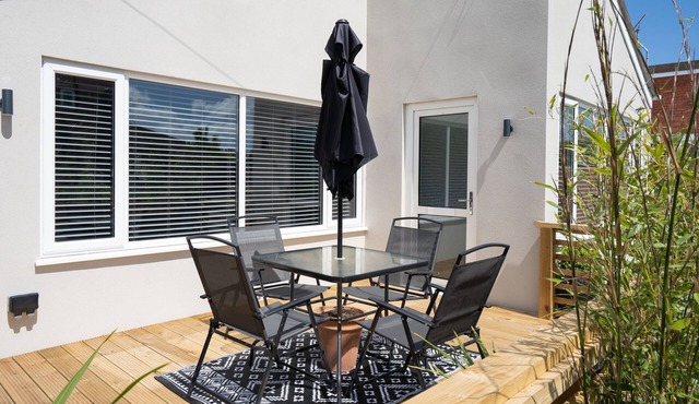 Stylish bungalow, enclosed garden, walk to beach