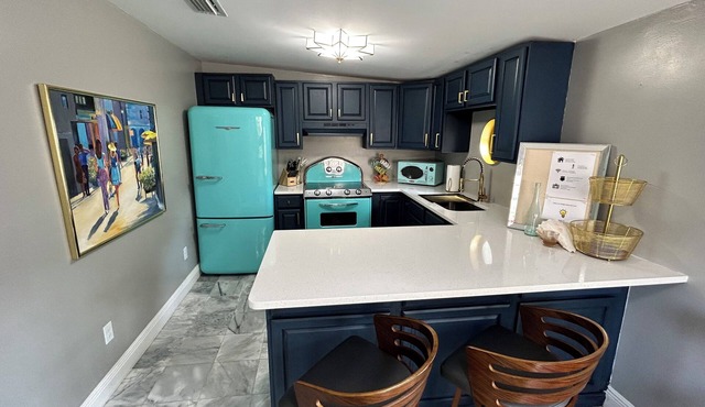 Stylish Bungalow Near Dining, Parks & Entertainmentn