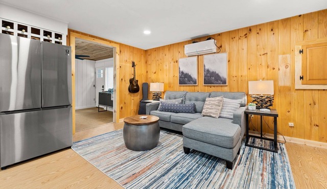 Stylish Cabin-Firepit & Hot Tub
