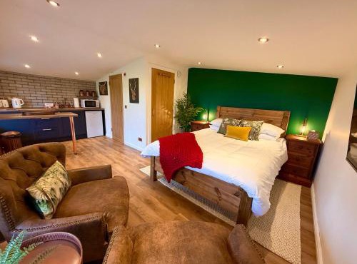 Stylish Cabin with Countryside Views and King Bed