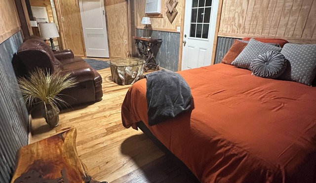 Stylish Cabin With Direct Access to Brimstone Trails. Plenty of Parking Space