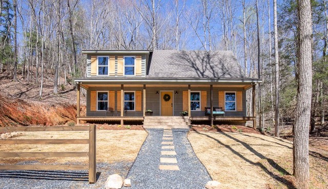 Stylish Cabin within a mile of Town Square