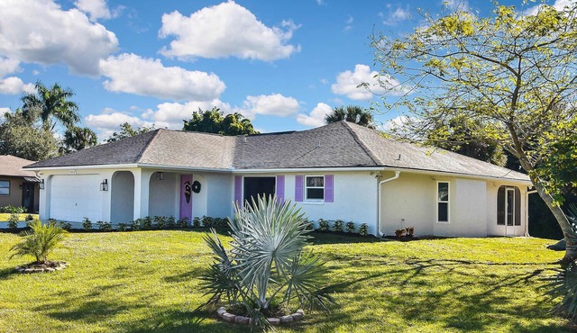 Stylish Canal Home with King Bed and Lanai and Fishing dock