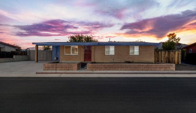 Stylish/Carport/3 BR 2 BA/Big Yard/Grill