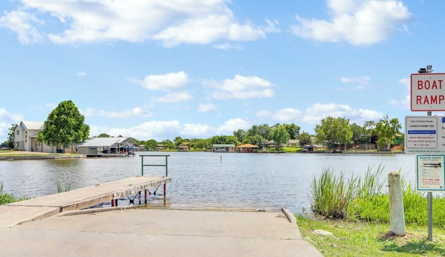 Stylish Casita w/Game Room, Near Lake LBJ Access