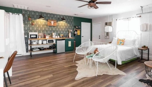 Stylish Casita w/Kitchenette, Workspace & Firepit