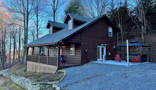 Stylish Cataloochee Mtn Cabin with a hot tub.