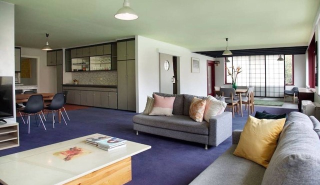 Stylish, Central, 3-Bedroom, 2-Bath Apartment in St Kilda with pool & trampoline