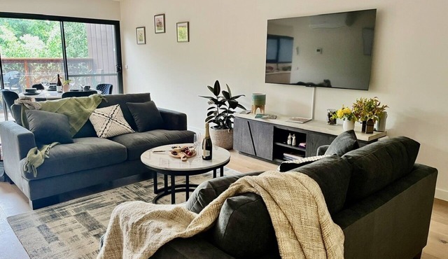 Stylish & Central Healesville Apartment with Leafy Views & Balcony