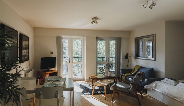 Stylish Central London Flat with balcony and swimming pool