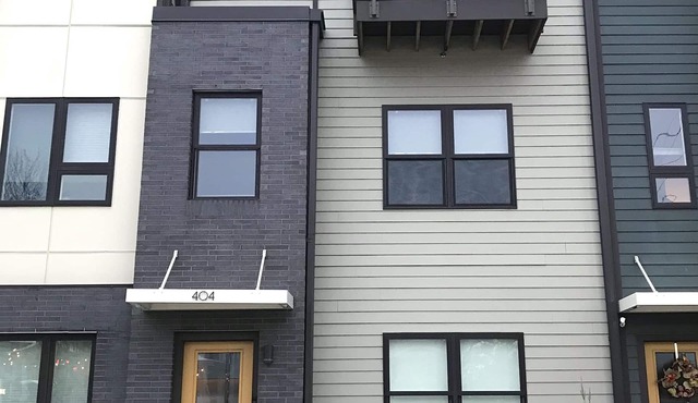 Stylish & Central Townhome-Perfect for Groups!