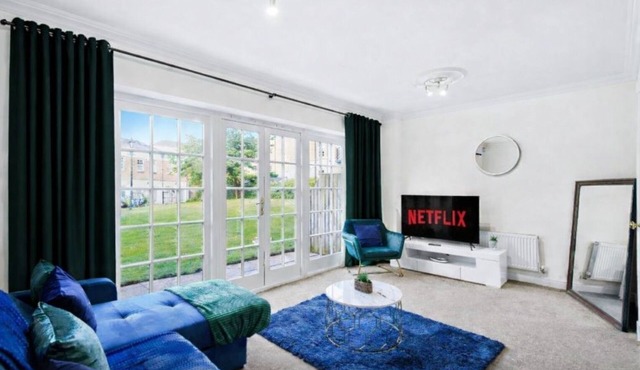 Stylish Central York House Sleeps 10 - Parking