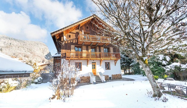 Stylish chalet, central Samoëns, 5 bedrooms, Jacuzzi/spa, pool table, log fire