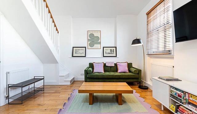 Stylish Chelsea Flat with Luxe Comfort & Charm