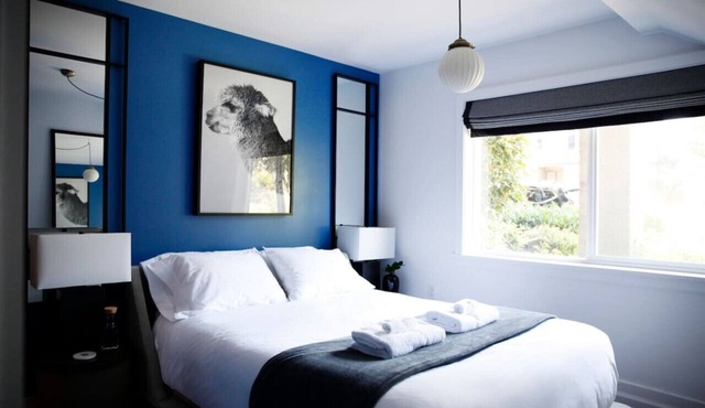 Stylish Cherry Street Townhome with outdoor deck