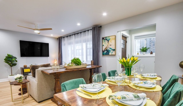 Stylish Chicago Retreat: Walk to Loyola University