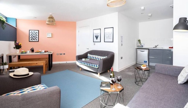 Stylish City Apartment with Parking Bridge Square Apartments