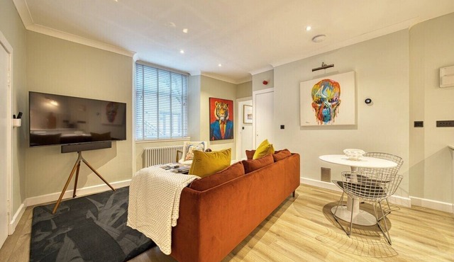 Stylish city base w local charm