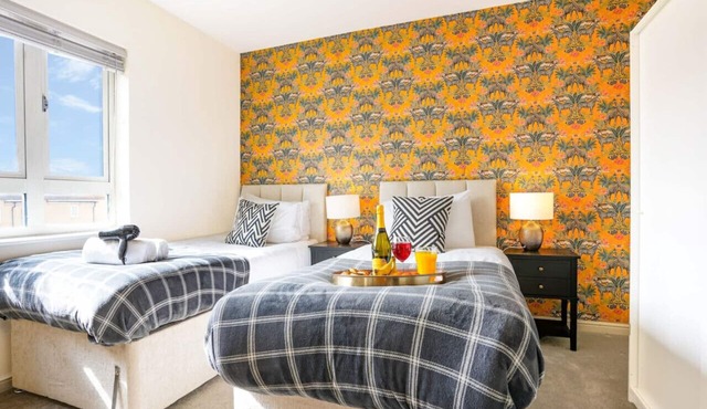 Stylish City Centre Apartment with Free Parking