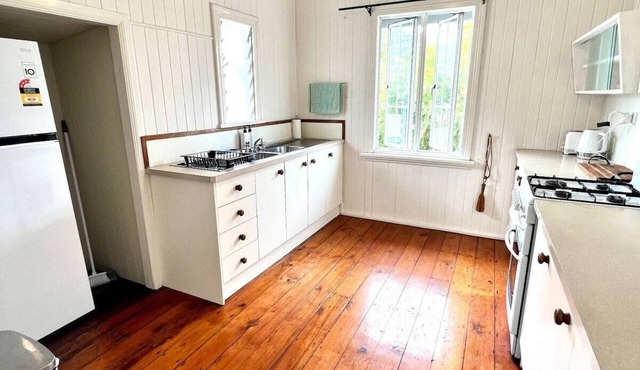 Stylish City Fringe 2 Bed Upstairs Unit