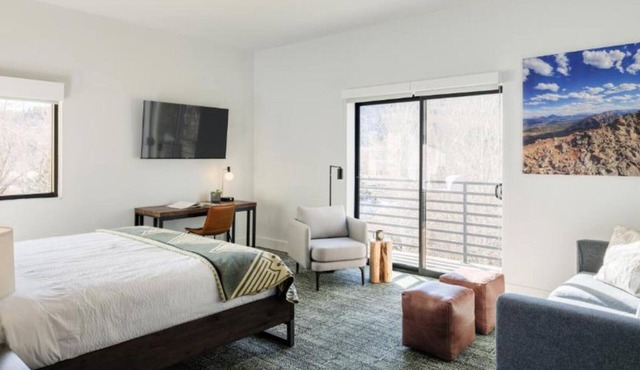 Stylish City Getaway – Walk to Dining, Art, Shopping & the Heart of Downtown