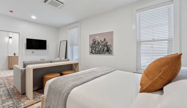 Stylish City Getaway w/Modern Amenities – Easy Access to San Antonio Sights
