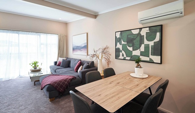 Stylish City Pad – Luxe, Comfy, Central