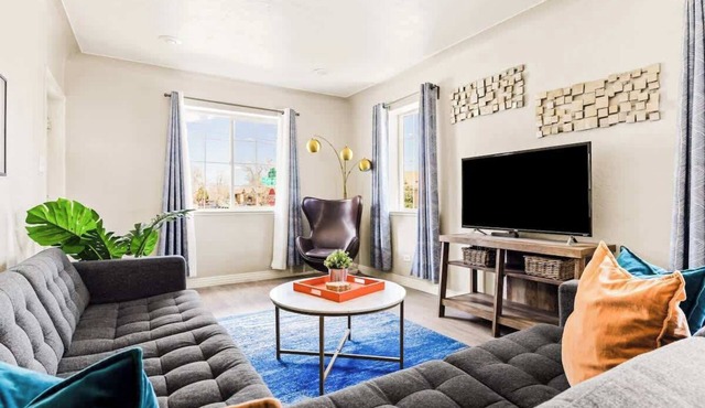 Stylish City Retreat | King Beds | Sloans Lake 30+