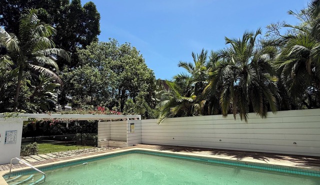 Stylish city stay, Elizabeth Bay 2Br, Pool & Balcony.