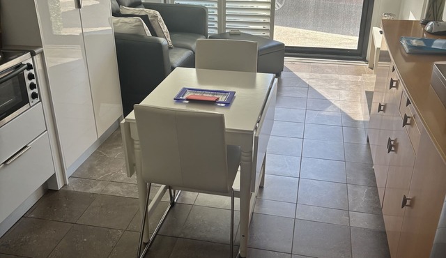 Stylish, close to Airport and St George Hospital