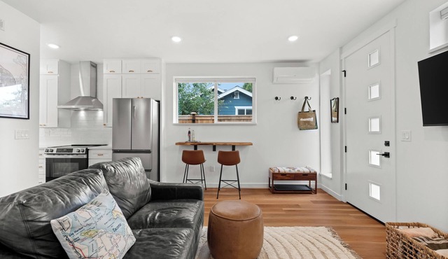 Stylish Coach House in Walkable Proctor District