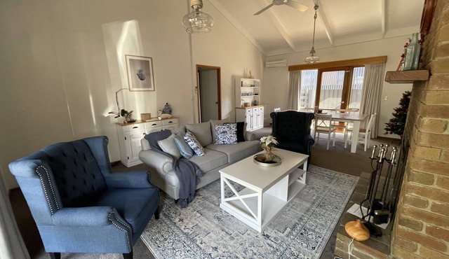 Stylish Coastal Hamptons home, 5 mins from Metung Village