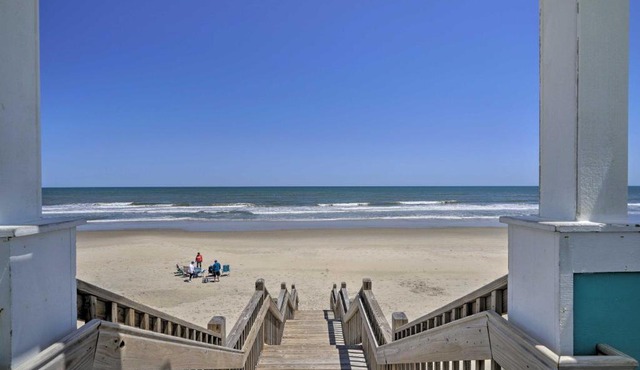 Stylish Coastal Home Walk to Corolla Beach!