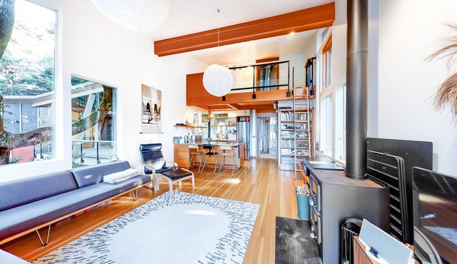 Stylish Coastal Retreat W/Private Deck, Scenic Surrounding, Full Kitchen & WiFi