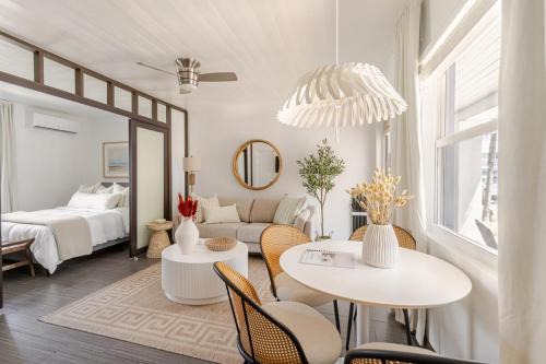 Stylish Coastal Studio Walk to Beach, Pool & Eats