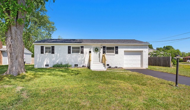 Stylish, Coffee Bar, Sleeps 6 + Yard only 15 mins to Adventure