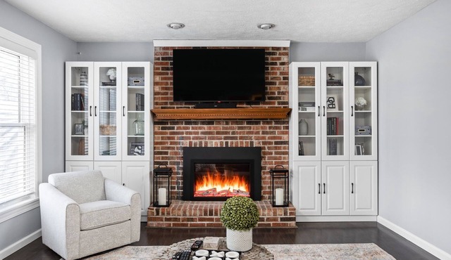 Stylish Comfort and Hot Tub at Clay Terrace