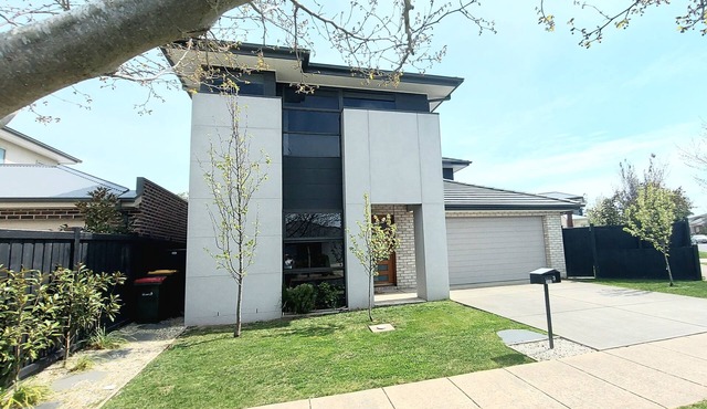 Stylish Comfort Meets Unbeatable Location near Aquatic Centre & Lake Wendouree.