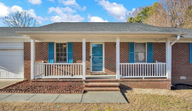 Stylish Comfort Near Fort Bragg – Family & Business Friendly!