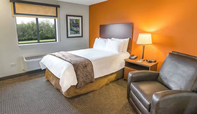 Stylish Comfort! Queen Bed + Recliner Suite Perfect for Concerts & Game Trips
