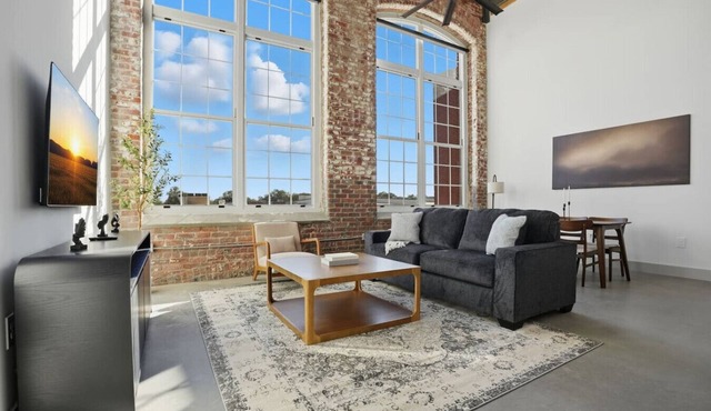 Stylish + Comfortable Apt Close to DT GVL