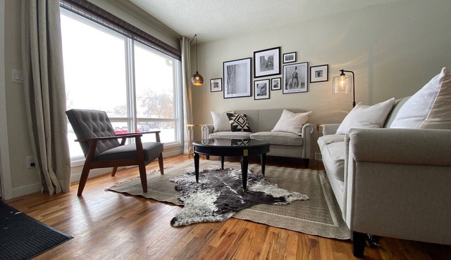 Stylish & Comfortable 3 Queen Beds - Minutes from Downtown