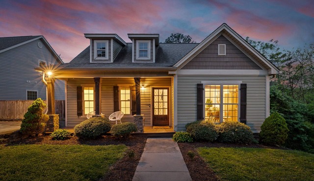Stylish & Comfy ~ 5★ Location ~ Game Room ~ Decks!