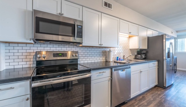 🌃Stylish & Comfy | 5⭐️Location, Views, Queen Beds🌌