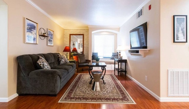 Stylish & Comfy ~ 5★ Location, Office, ♛Queen Bed